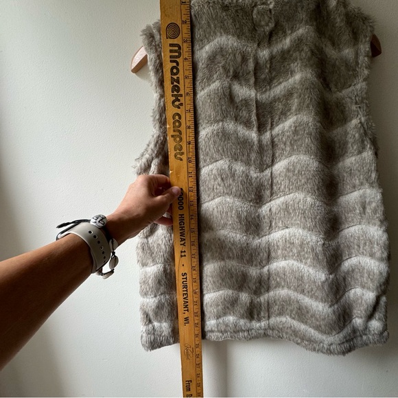 DYLAN silky-soft faux fur vest - Picture 7 of 7